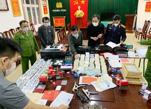 Sử dụng bằng cấp, chứng chỉ giả bị xử lý như thế nào theo pháp luật Việt Nam?
