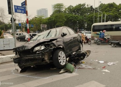 TRÁCH NHIỆM CỦA CHỦ Ô TÔ ĐÂM HÀNG LOẠT XE MÁY TẠI HÀ NỘI