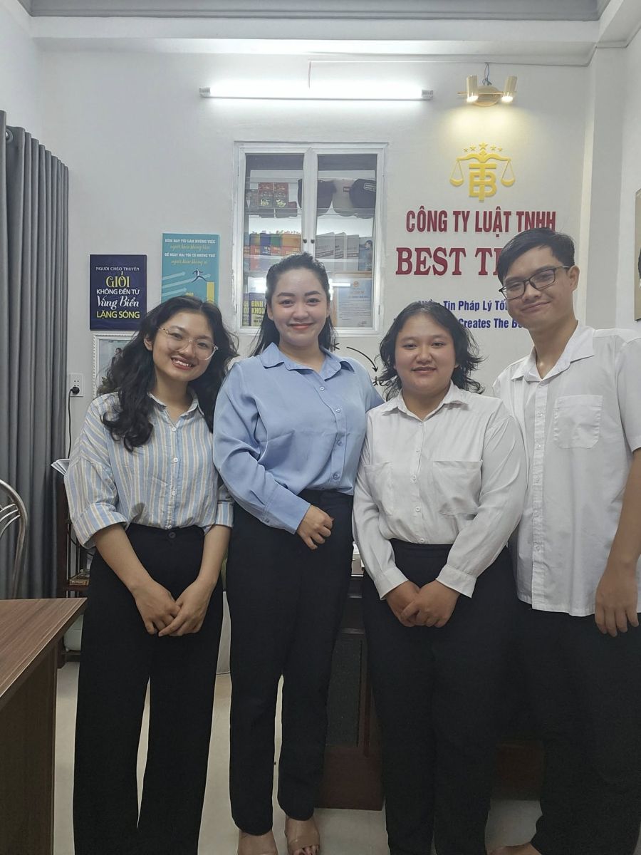 Đội ngũ BestTrust Law Đội ngũ luật sư BestTrust Law trong buổi họp nội bộ phân tích hồ sơ vụ án.